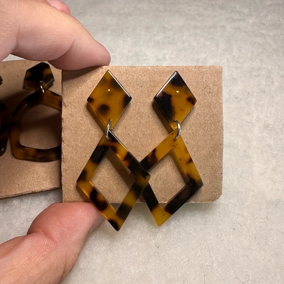 Tortoiseshell Dangle Post Earrings Set - Picture 4 of 8